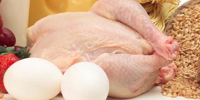 Biểu đồ so sánh giá trị dinh dưỡng giữa ức gà và thịt đỏ, thể hiện lợi ích của ức gà.